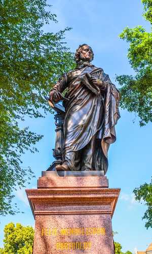 Descendez aux attractions, musées et monuments de Leipzig avec un tour en bus à arrêts multiples – Arrêts pratiques et visite panoramique en 2026